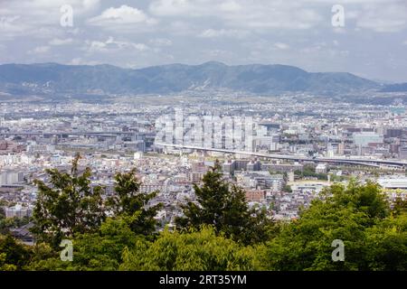 Der Blick über Kyoto vom Fushimi Inari-Schrein. Eine der größten Touristenattraktionen in Japan Stockfoto