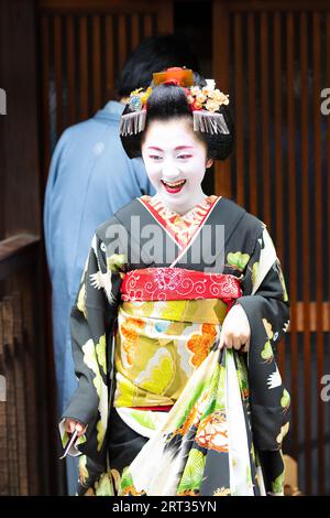 Kyoto, Japan, 14. Mai 2019: Portrait einer jungen Maiko Geisha, die von ihrem Reiseleiter in den Gion-Bezirk von Kyoto, Japan, zu den Häusern der Kundschaft geführt wird Stockfoto