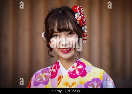 Kyoto, Japan, 17. Mai 2019: Junge Dame in einem Kimono in den Straßen von Kyoto an einem warmen Frühlingstag in Japan Stockfoto