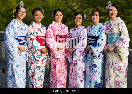 Kyoto, Japan, 17. Mai 2019: Junge Damen in einem Kimono in den Straßen von Kyoto an einem warmen Frühlingstag in Japan Stockfoto