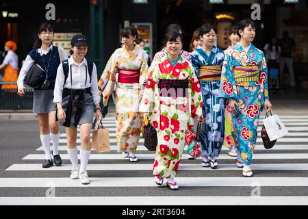 Kyoto, Japan, 17. Mai 2019: Junge Damen in einem Kimono in den Straßen von Kyoto an einem warmen Frühlingstag in Japan Stockfoto