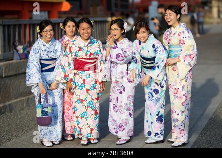 Kyoto, Japan, 17. Mai 2019: Junge Damen in einem Kimono in den Straßen von Kyoto an einem warmen Frühlingstag in Japan Stockfoto