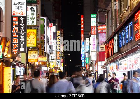 Shinjuku, Japan, 18. Mai 2019: Neonschilder beleuchten Tokios geschäftiges Viertel Shinjuku bei Nacht Stockfoto