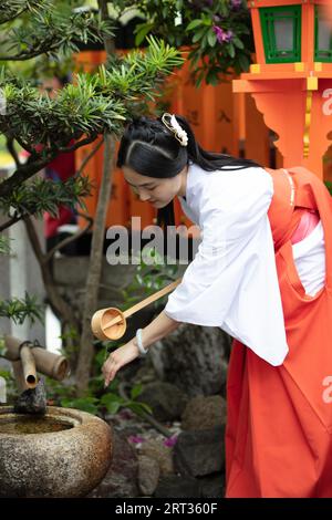 Kyoto, Japan, 14. Mai 2019: Junge Dame in einem Kimono in den Straßen von Kyoto an einem warmen Frühlingstag in Japan, Asien Stockfoto