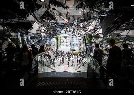 Tokio, Japan, 12. Mai 2019: Die berühmten Spiegel am Eingang des Tokyu Mall Plaza in Harajuku Stockfoto