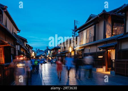 Kyoto, Japan, 17. Mai 2019: Die Nacht fällt auf die Straßen des Gion-Viertels von Kyoto in Japan Stockfoto