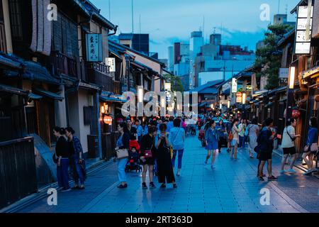 Kyoto, Japan, 17. Mai 2019: Die Nacht fällt auf die Straßen des Gion-Viertels von Kyoto in Japan Stockfoto