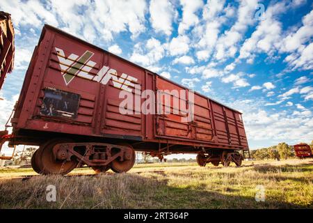 Muckleford, Australien, 6. Juli 2019: Old Vline Victorian Train Carriage am Bahnhof Muckleford in Victoria, Australien Stockfoto