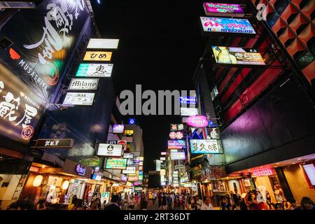 Bangkok, Thailand, 22. April 2018: Patpong Night Market auf der Silom Rd ist ein international beliebter Touristenort und Rotlichtviertel im Herzen Stockfoto