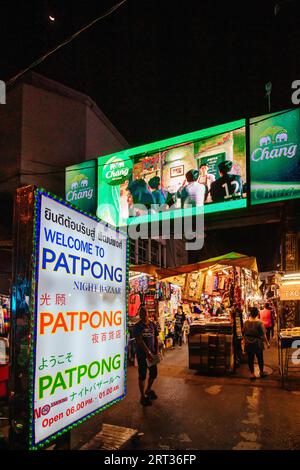 Bangkok, Thailand, 22. April 2018: Patpong Night Market auf der Silom Rd ist ein international beliebter Touristenort und Rotlichtviertel im Herzen Stockfoto