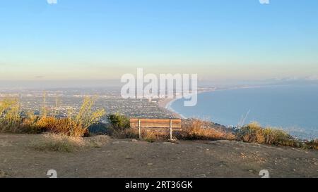 Bänke am Parker Mesa blicken auf die Pacific Palisades in Los Angeles, Kalifornien. Blick auf die Bucht von santa monica und die Stadt Los Angeles. Stockfoto