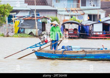 Mekong Delta, Vietnam, 28. September 2018: Nicht identifizierte vietnamesische Person, die mit dem Boot reist, während sie ihren Job auf dem Mekong-Fluss in Vietnam ausübt Stockfoto