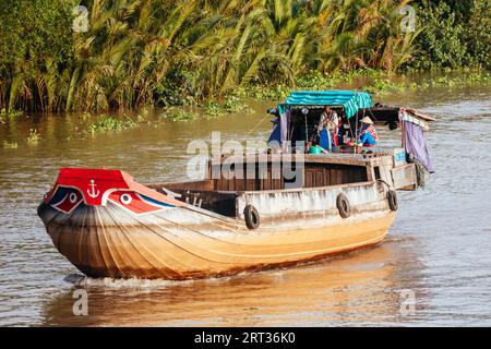 Mekong Delta, Vietnam, 28. September 2018: Nicht identifizierte vietnamesische Person, die mit dem Boot reist, während sie ihren Job auf dem Mekong in Vietnam ausübt; Stockfoto