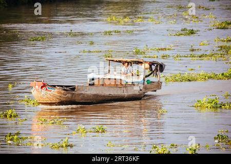 Mekong Delta, Vietnam, 28. September 2018: Nicht identifizierte vietnamesische Person, die mit dem Boot reist, während sie ihren Job auf dem Mekong in Vietnam ausübt; Stockfoto