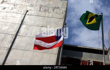 salvador, bahia, brasilien - 30. august 2023: Die Flagge des Staates Bahia ist auf einem Fahnenmast in der Stadt Salvador zu sehen. Stockfoto