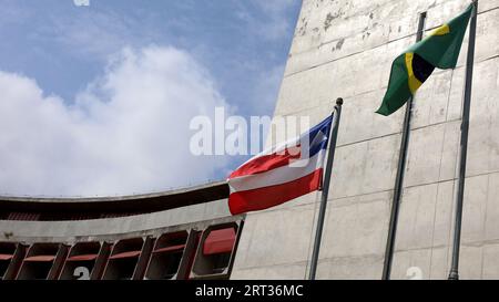 salvador, bahia, brasilien - 30. august 2023: Die Flagge des Staates Bahia ist auf einem Fahnenmast in der Stadt Salvador zu sehen. Stockfoto