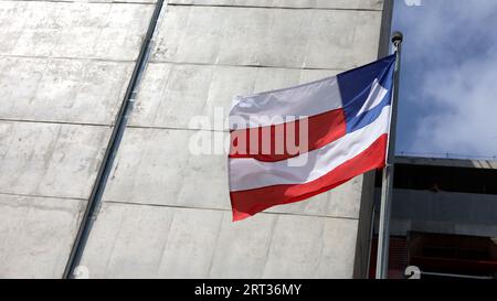 salvador, bahia, brasilien - 30. august 2023: Die Flagge des Staates Bahia ist auf einem Fahnenmast in der Stadt Salvador zu sehen. Stockfoto