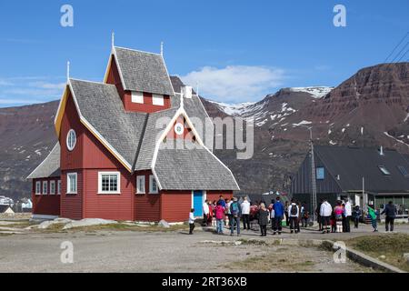 Qeqertarsuaq, Grönland, 4. Juli 2018: Menschen vor der Kirche Stockfoto