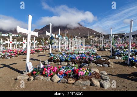 Qeqertarsuaq, Grönland, 6. Juli 2018: Weiße Holzkreuze und künstliche Blumen auf dem örtlichen Friedhof Stockfoto