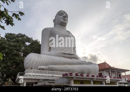 Kandy, Sri Lanka, 10. August 2018: Bahirawakanda Vihara Buddha Statue auf einem Hügel Stockfoto