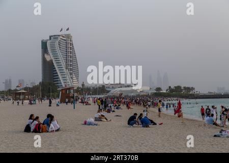 Dubai, Vereinigte Arabische Emirate, 20. Juli 2018: Menschenmenge am Jumeirah Public Beach an einem Freitagabend bei Sonnenuntergang Stockfoto