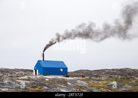 Rodebay, Grönland, 9. Juli 2018: Die örtliche Abfallverbrennungsanlage. Rodebay, auch bekannt als Oqaatsut, ist eine Fischersiedlung nördlich von Ilulissat Stockfoto