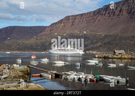 Ilulissat, Grönland, 6. Juli 2018: Ein großes Kreuzfahrtschiff und Fischerboote vor Anker im nordamerikanischen Hafen Qeqertarsuaq Stockfoto