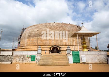 Anuradhapura, Sri Lanka, 21. August 2018: Baustelle der neuen Stupa Sandahiru Seya. Anuradhapura ist eine der alten Hauptstädte Sri Ricas Stockfoto