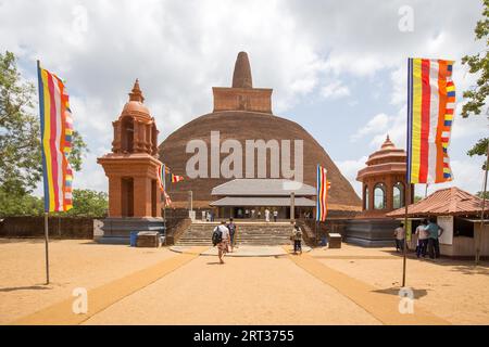 Anuradhapura, Sri Lanka, 21. August 2018: Alte buddhistische Stupa Abhayagiri Vihara. Anuradhapura ist eine der alten Hauptstädte Sri Lankas Stockfoto