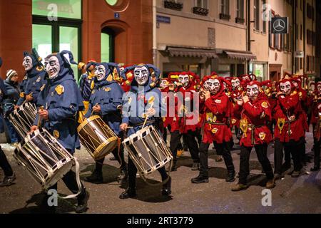 Basel, Schweiz, 11. März 2019: Teilnehmer an der Basler Fasnacht bei Nacht. Der Basler Karneval ist der größte Karneval der Schweiz Stockfoto