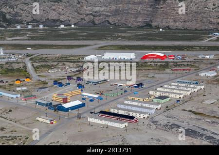 Kangerlussuaq, Grönland, 13. Juli 2018: Blick über das Dorf mit dem internationalen Flughafen, dem wichtigsten Flugverkehrsknotenpunkt Grönlands Stockfoto