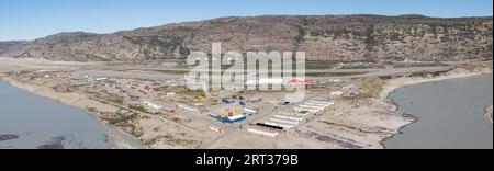 Kangerlussuaq, Grönland, 13. Juli 2018: Panoramaaussicht auf das Dorf mit dem internationalen Flughafen, dem wichtigsten Flugverkehrsknotenpunkt Grönlands Stockfoto