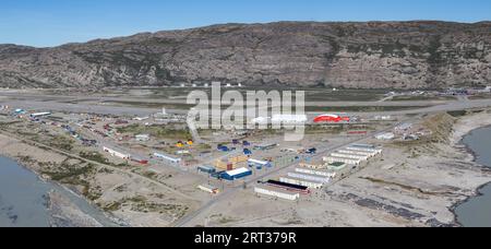 Kangerlussuaq, Grönland, 13. Juli 2018: Panoramaaussicht auf das Dorf mit dem internationalen Flughafen, dem wichtigsten Flugverkehrsknotenpunkt Grönlands Stockfoto