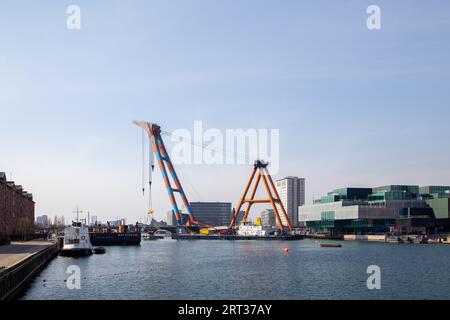 Kopenhagen, Dänemark, 4. April 2019: Der riesige Schwimmkran Hebo Lift 9 installiert Teile für eine neue Radbrücke über den Hafen Stockfoto