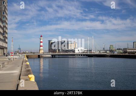 Malmö, Schweden, 20. April 2019: Blick auf den historischen Leuchtturm und die Univerisy Bridge im Hafengebiet Stockfoto