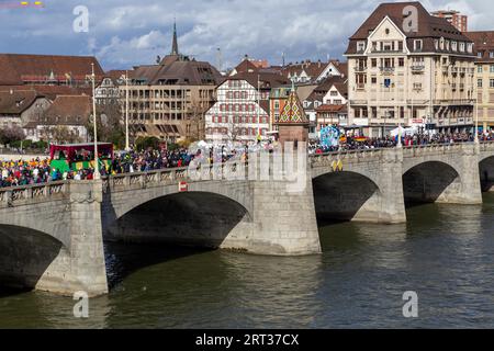 Basel, Schweiz, 11. März 2019: Verkleidete Menschen bei der traditionellen Karnevalsparade auf der Mittleren Brücke Stockfoto