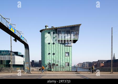 Kopenhagen, Dänemark, 27. Februar 2019: Kontrollturm auf der Langebro-Brücke im Inneren Hafen Stockfoto