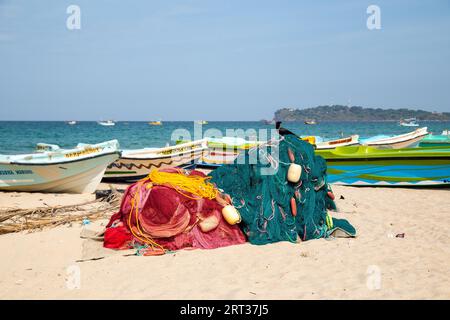 Trincomalee, Sri Lanka, 24. August 2018: Bunte Fischerboote am Sandstrand Stockfoto