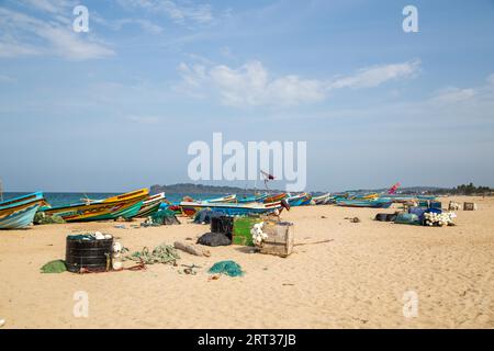 Trincomalee, Sri Lanka, 24. August 2018: Bunte Fischerboote am Sandstrand Stockfoto