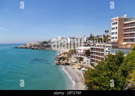 Nerja, Spanien, 28. Mai 2019: Blick auf die Küste mit Sandstränden und Hotels Stockfoto