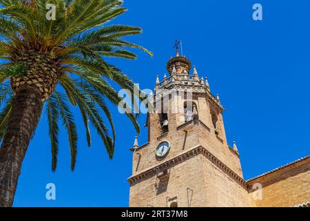 Ronda, Spanien, 31. Mai 2019: Der Kirchturm der Iglesia de Santa Maria la Mayor im historischen Stadtzentrum Stockfoto