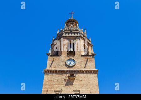 Ronda, Spanien, 31. Mai 2019: Der Kirchturm der Iglesia de Santa Maria la Mayor im historischen Stadtzentrum Stockfoto