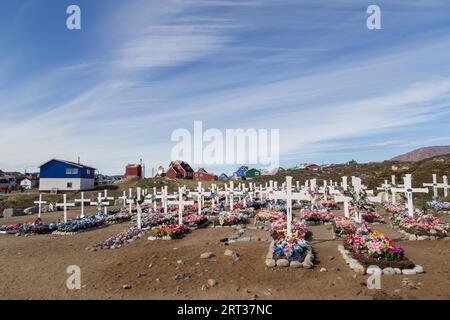 Qeqertarsuaq, Grönland, 4. Juli 2018: Weiße Holzkreuze und künstliche Blumen auf dem örtlichen Friedhof Stockfoto