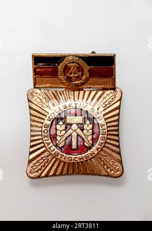 Nahaufnahme, Foto eines Ordens, Abzeichens oder einer Medaille aus der DDR-Zeit Stockfoto