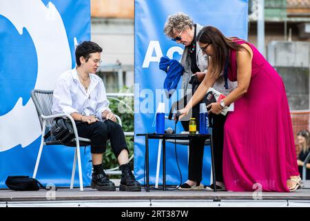 Arona, Italien. September 2023. Die italienische Schriftstellerin BEATRICE SALVIONI spricht während der Teatro Sull'Acqua-Veranstaltung mit Dacia Maraini, die ihren Debütroman La Malnata vorstellte, der bald in viele Sprachen übersetzt wurde, die ​​and als Fernsehserie ins Fernsehen brachte. Kredit: Rodolfo Sassano/Alamy Live News Stockfoto