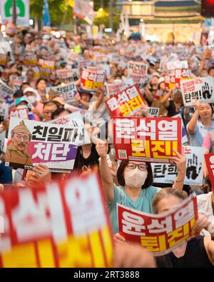 Protest Against Japan and Yoon Suk-Yeol, 9. September 2023: Die Menschen nehmen an einer Kundgebung Teil, um gegen Japans Freisetzung von radioaktivem Wasser aus dem kaputten Kernkraftwerk Fukushima zu protestieren und den Rücktritt des südkoreanischen Präsidenten Yoon Suk-Yeol in Seoul zu fordern. Tausende von Menschen bei der Kundgebung bestanden auf Yoon Strings zusammen mit Japans Freisetzung von radioaktivem Wasser. Japan begann am 24. August mit der Einleitung des radioaktiven Wassers in den Ozean, das im Kernkraftwerk gespeichert wurde, seit drei Kernreaktoren nach einem Erdbeben im März 2011 geschmolzen sind Stockfoto