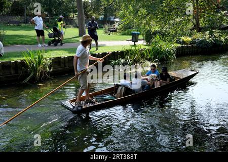 Punting on the River Stour in Canterbury, Kent, Großbritannien. Wer Englands besucht, genießt den Schatten auf dem Fluss stour in den Westgate Towers, Canterbury, Kent, Großbritannien. Anrede: DAVE BAGNALL Stockfoto