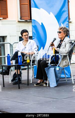 Arona, Italien. September 2023. Die italienische Schriftstellerin BEATRICE SALVIONI spricht während der Teatro Sull'Acqua-Veranstaltung mit Dacia Maraini, die ihren Debütroman La Malnata vorstellte, der bald in viele Sprachen übersetzt wurde, die ​​and als Fernsehserie ins Fernsehen brachte. Kredit: Rodolfo Sassano/Alamy Live News Stockfoto