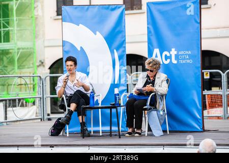 Arona, Italien. September 2023. Die italienische Schriftstellerin BEATRICE SALVIONI spricht während der Teatro Sull'Acqua-Veranstaltung mit Dacia Maraini, die ihren Debütroman La Malnata vorstellte, der bald in viele Sprachen übersetzt wurde, die ​​and als Fernsehserie ins Fernsehen brachte. Kredit: Rodolfo Sassano/Alamy Live News Stockfoto