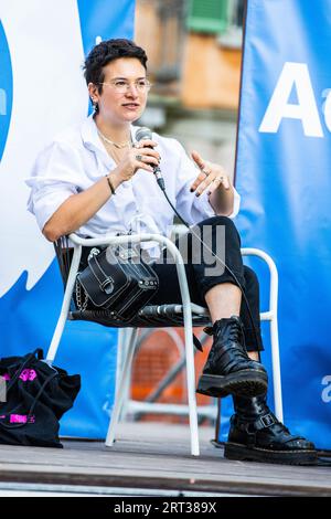 Arona, Italien. September 2023. Die italienische Schriftstellerin BEATRICE SALVIONI spricht während der Teatro Sull'Acqua-Veranstaltung mit Dacia Maraini, die ihren Debütroman La Malnata vorstellte, der bald in viele Sprachen übersetzt wurde, die ​​and als Fernsehserie ins Fernsehen brachte. Kredit: Rodolfo Sassano/Alamy Live News Stockfoto